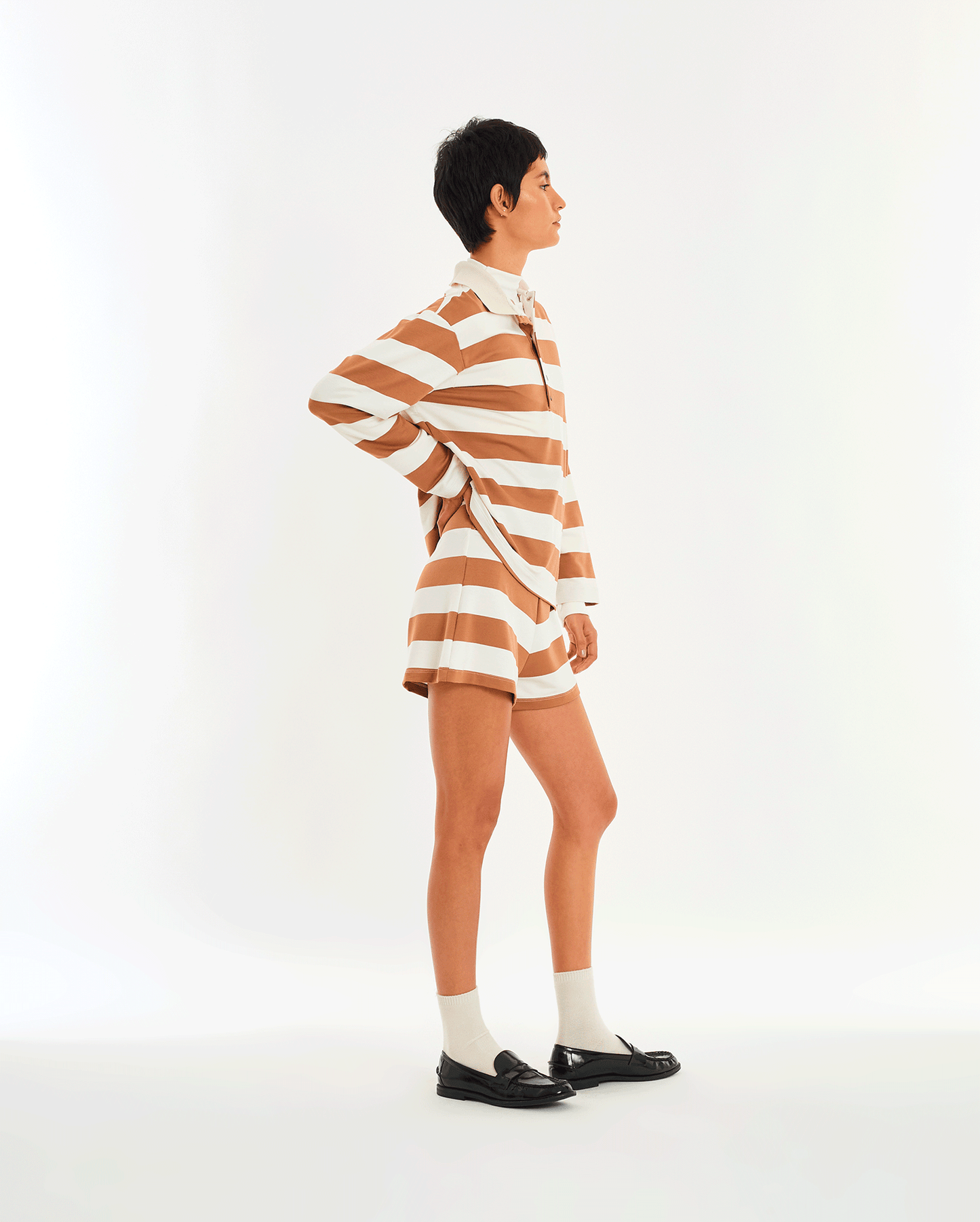 SHORTS LISTRADO MARROM