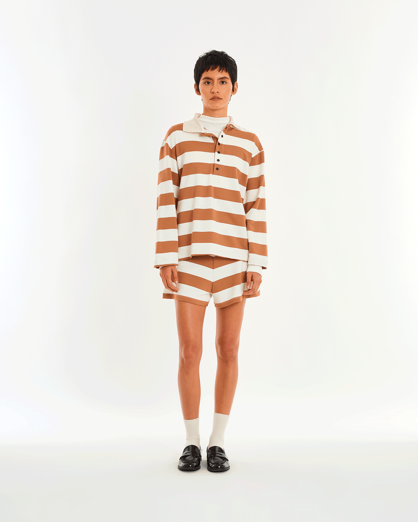 SHORTS LISTRADO MARROM