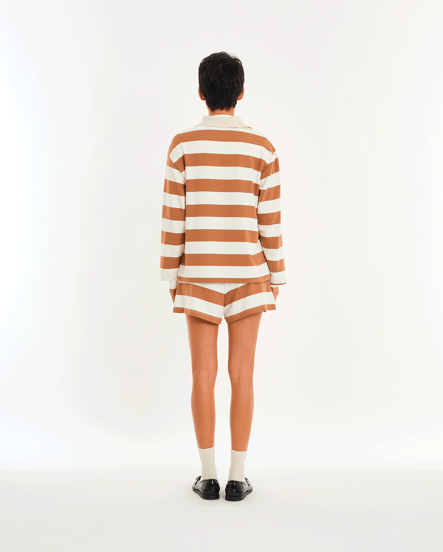 SHORTS LISTRADO MARROM