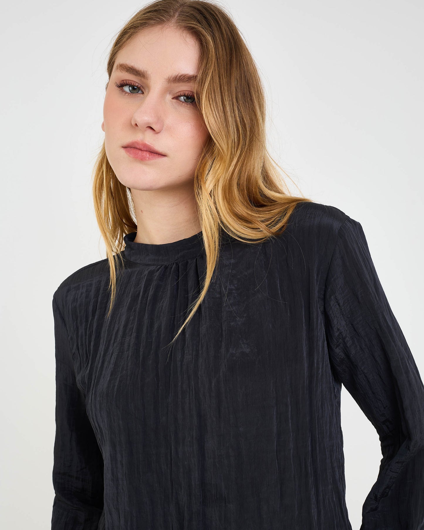 BLACK NEV VOLUMINOUS BLOUSE
