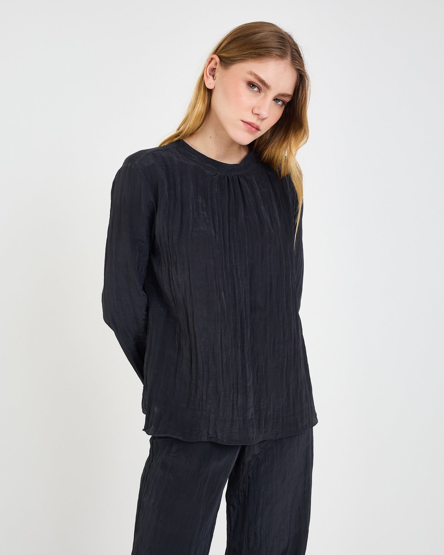 BLACK NEV VOLUMINOUS BLOUSE