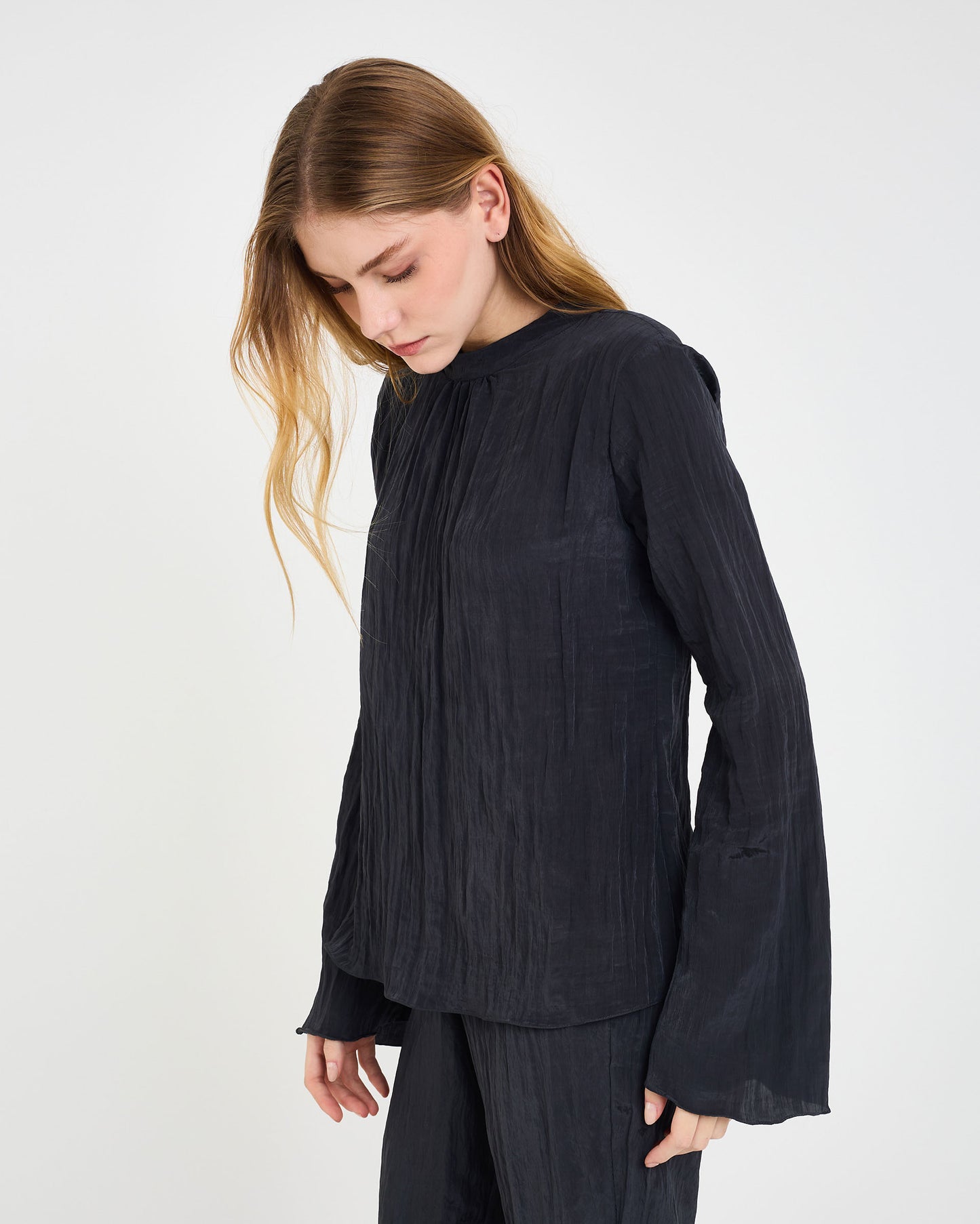 BLACK NEV VOLUMINOUS BLOUSE